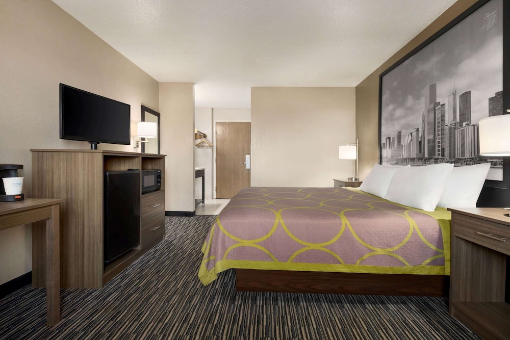 Super 8 by Wyndham Joliet I-55 N/Chicago 17/48