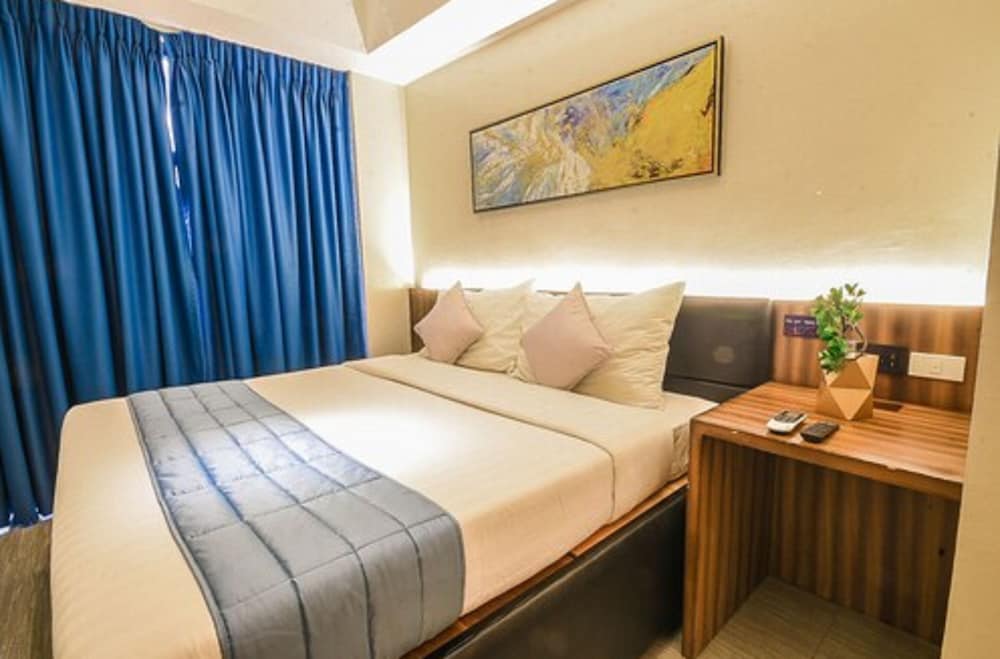 SUPERIOR, QUEEN BED