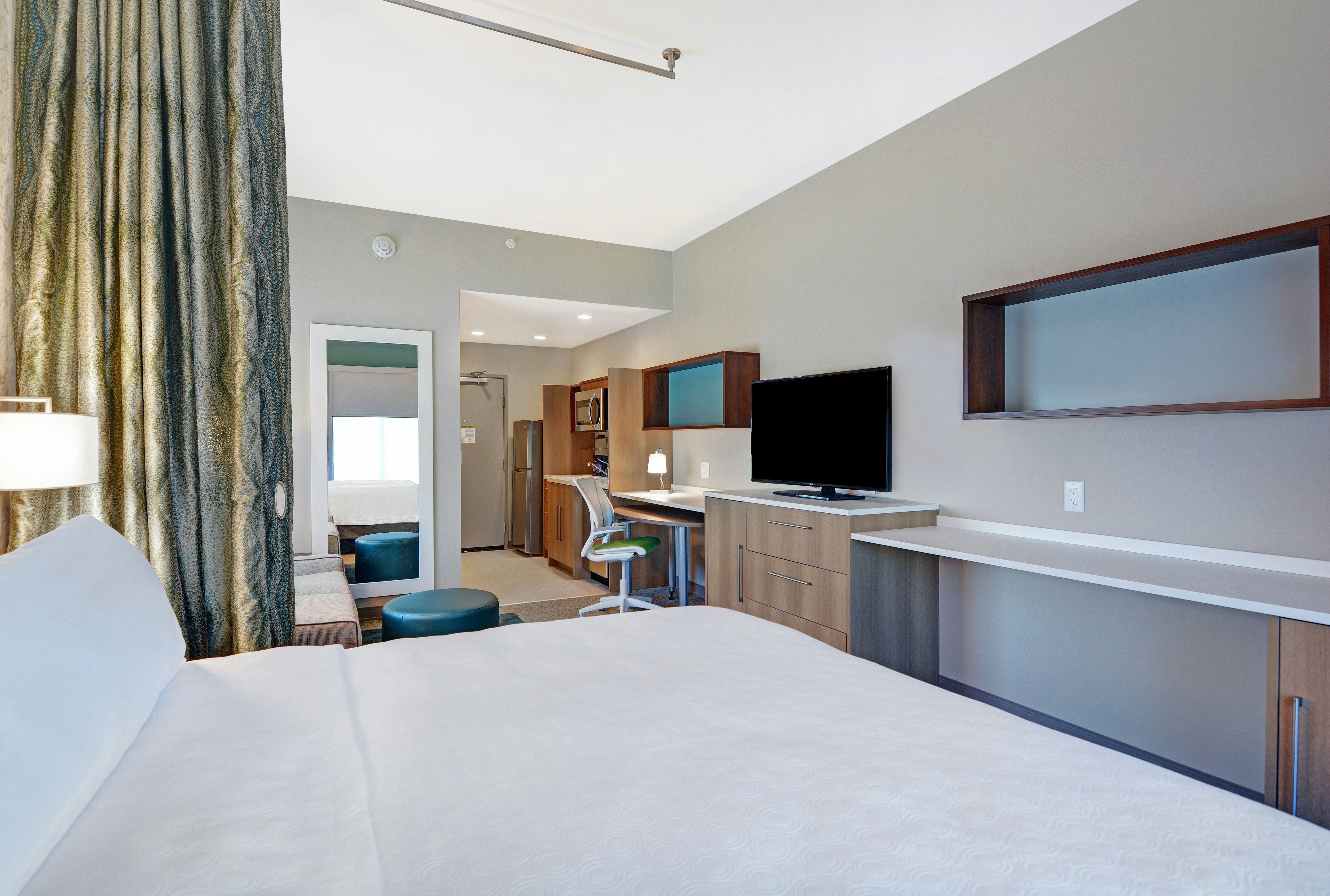 STUDIO, KING BED, ACCESSIBLE