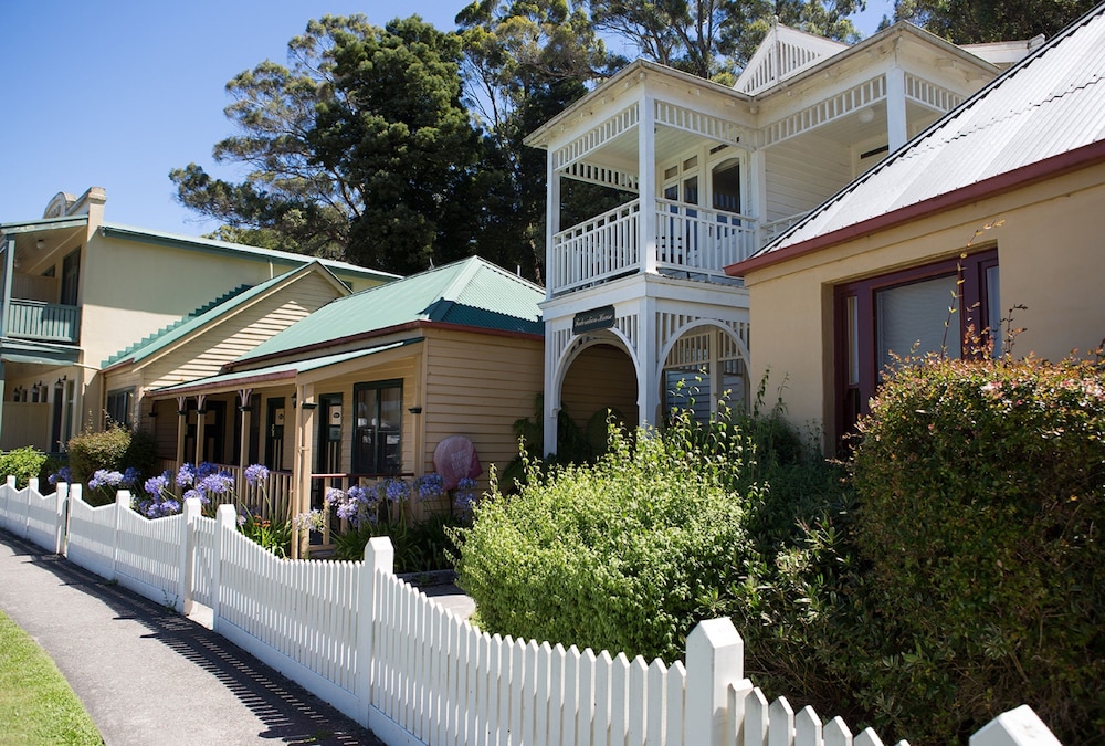 Strahan Village 5/66