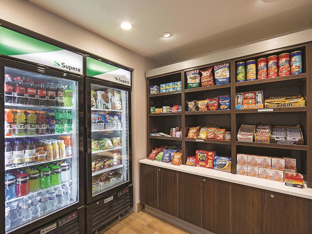 La Quinta Inn & Suites by Wyndham Central Point - Medford 24/48