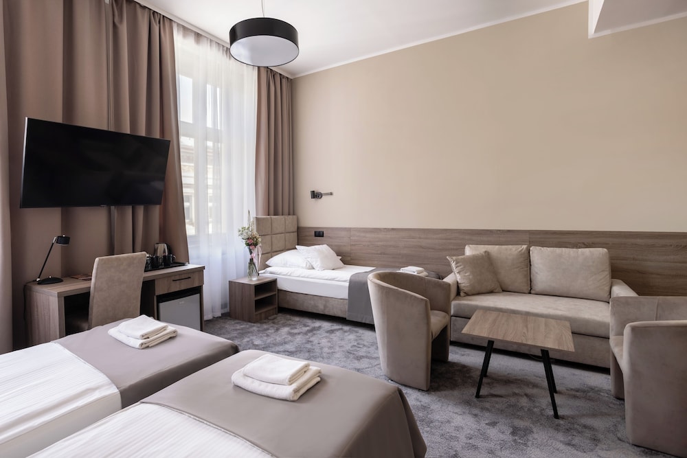 Maksymilian Hotel 64/70