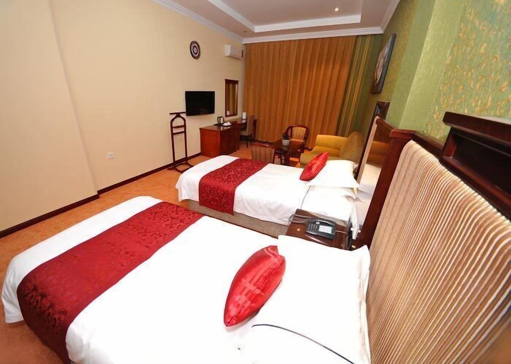 SUITE, TWIN BEDS