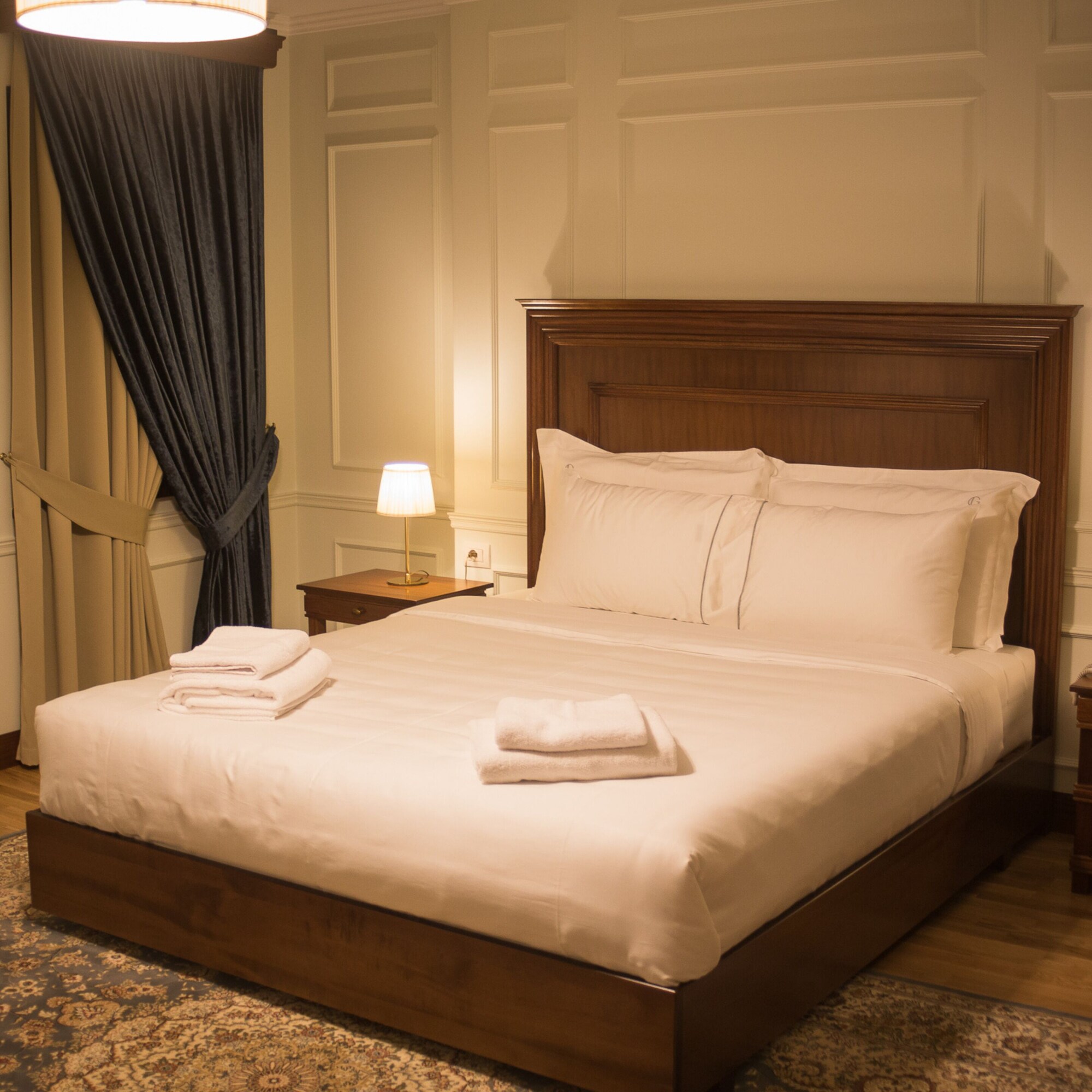 DELUXE, KING BED