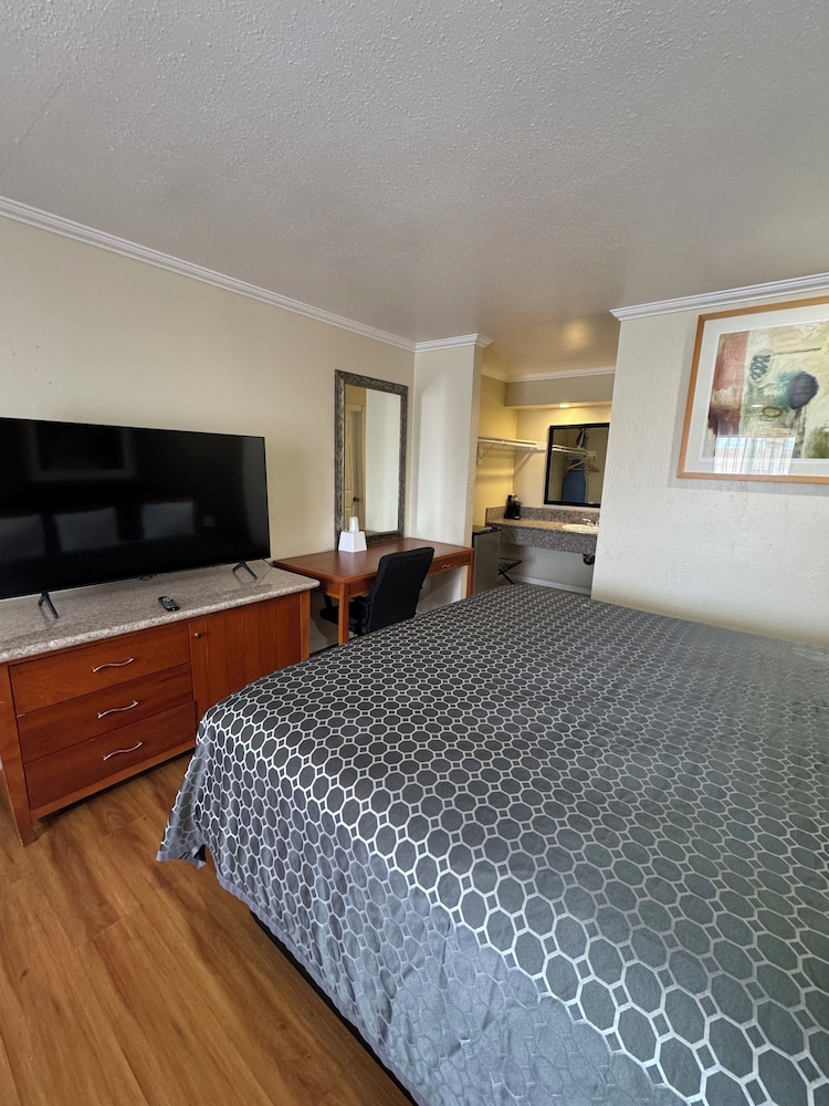 National Inn Garden Grove 48/60