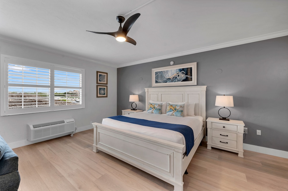 SUITE, KING BED, BAY VIEW