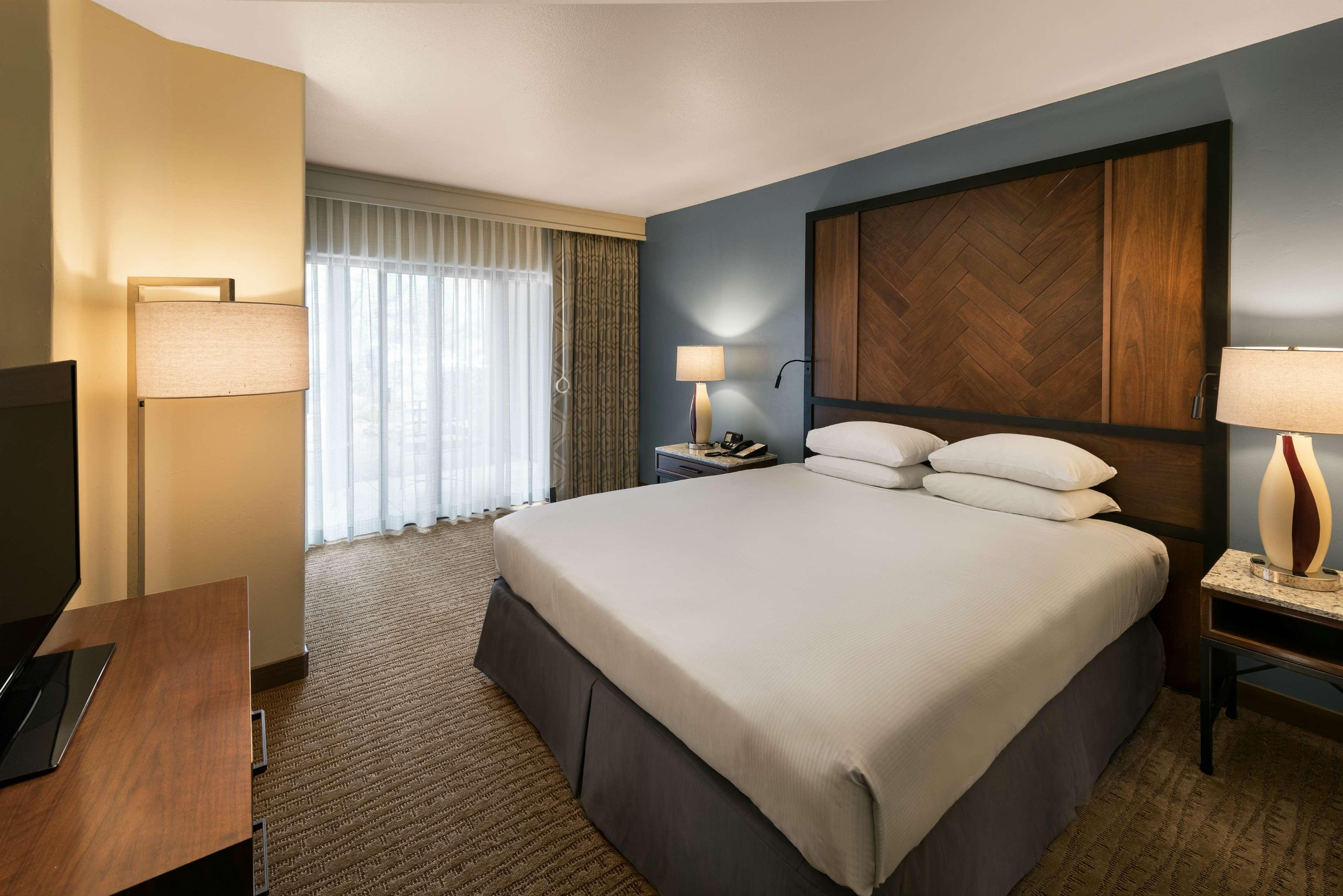 Private, Suite, King Bed, Red Rock View