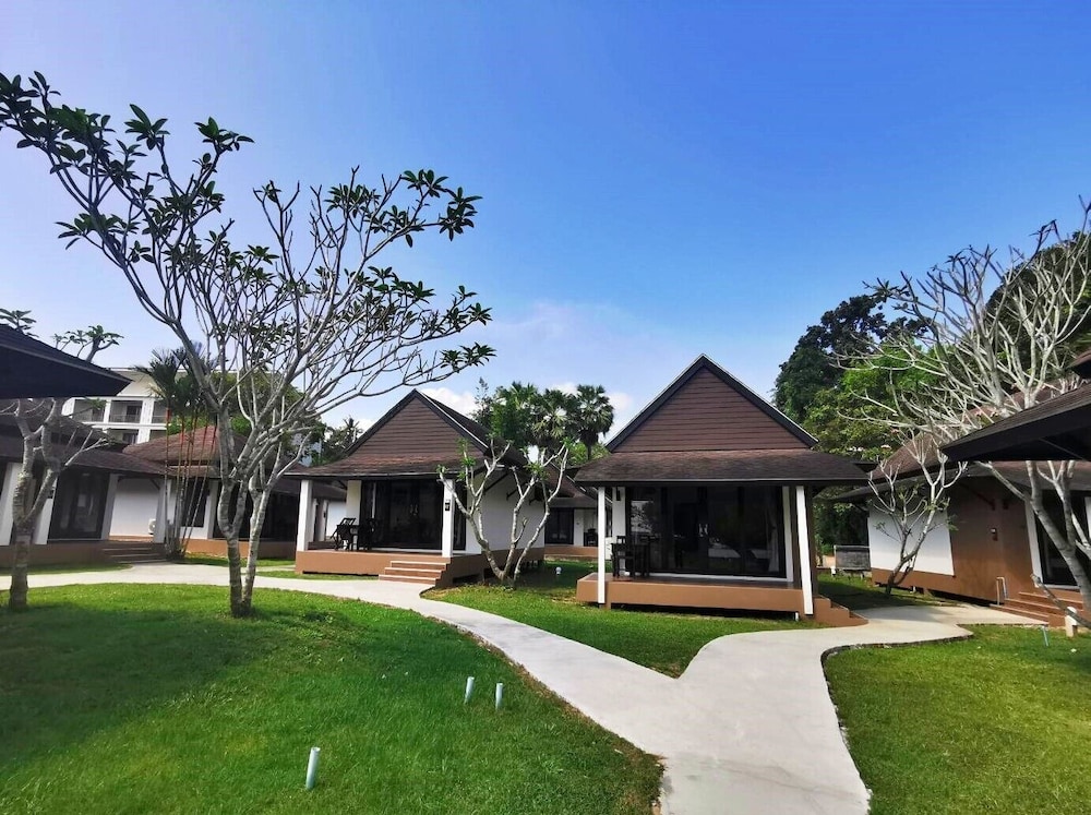 Nana Beach Hotel 76/80