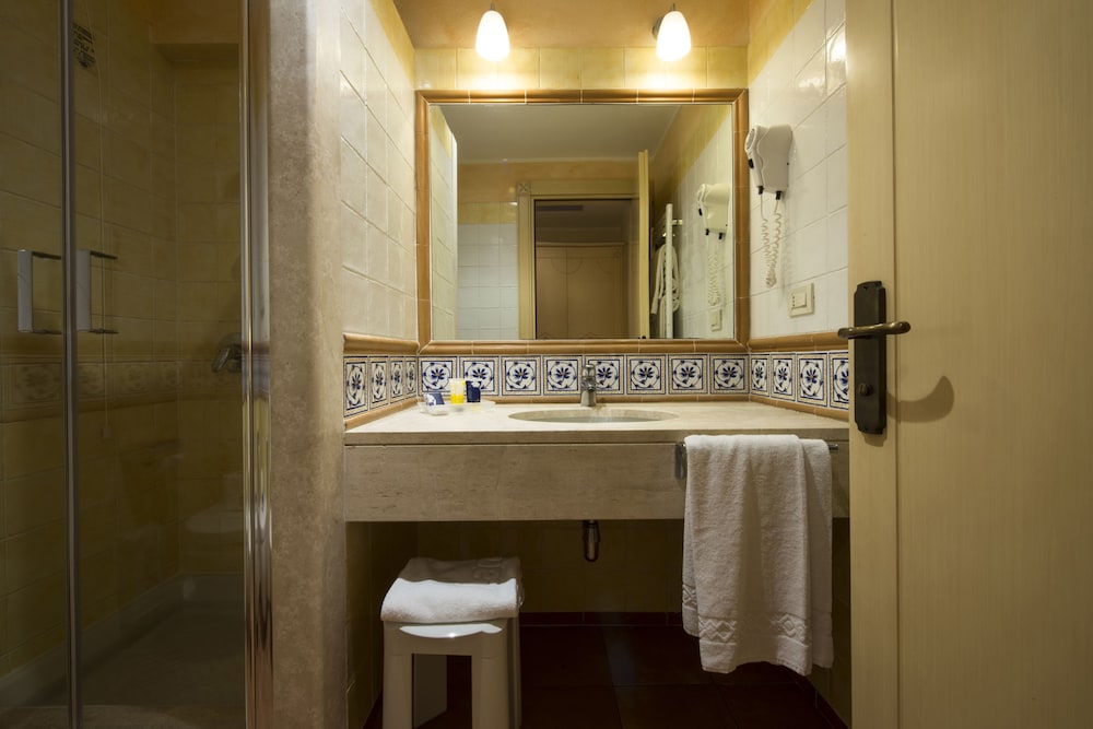 Lantana Resort Hotel and Apartments 28/68