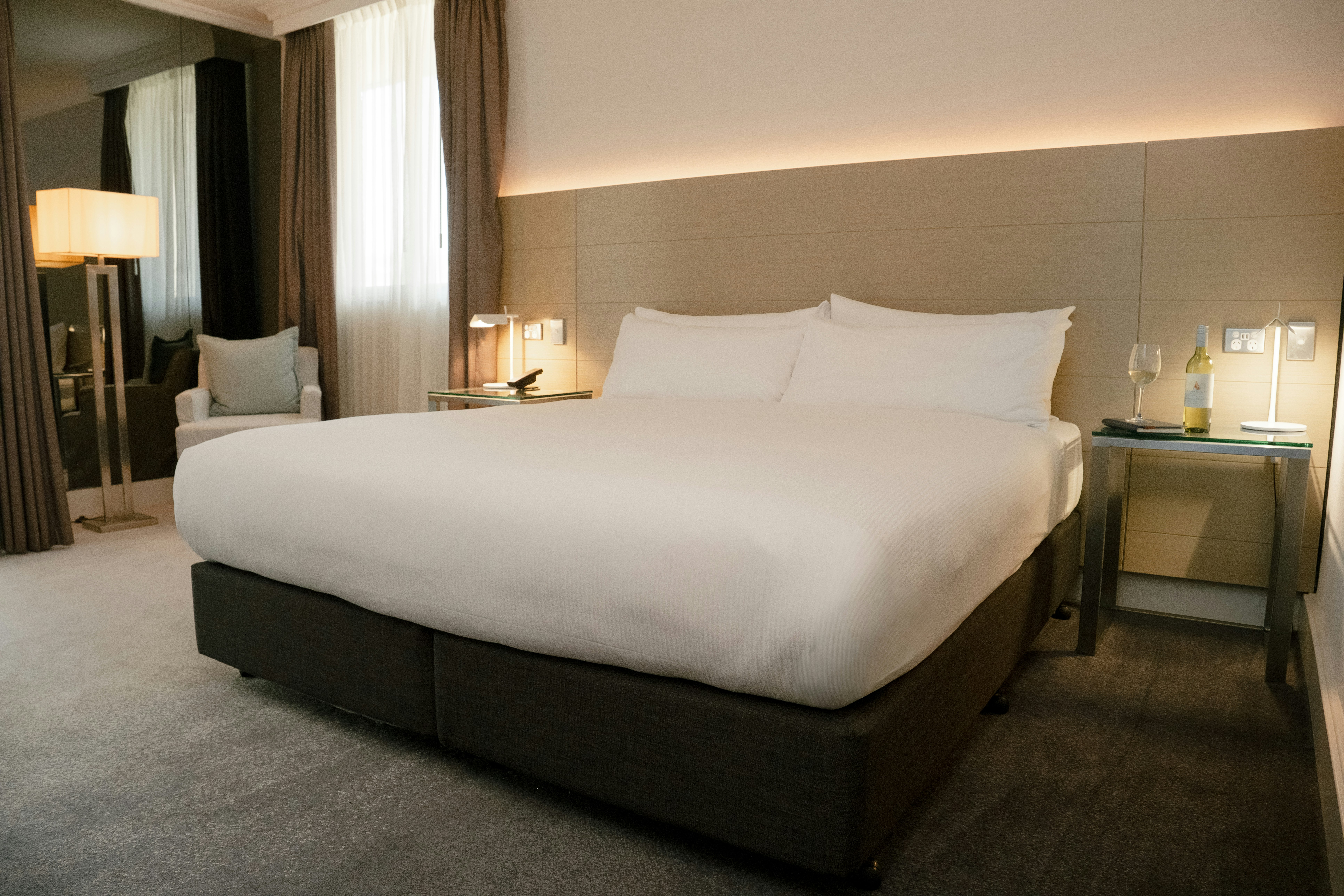 GUEST ROOM, KING BED
