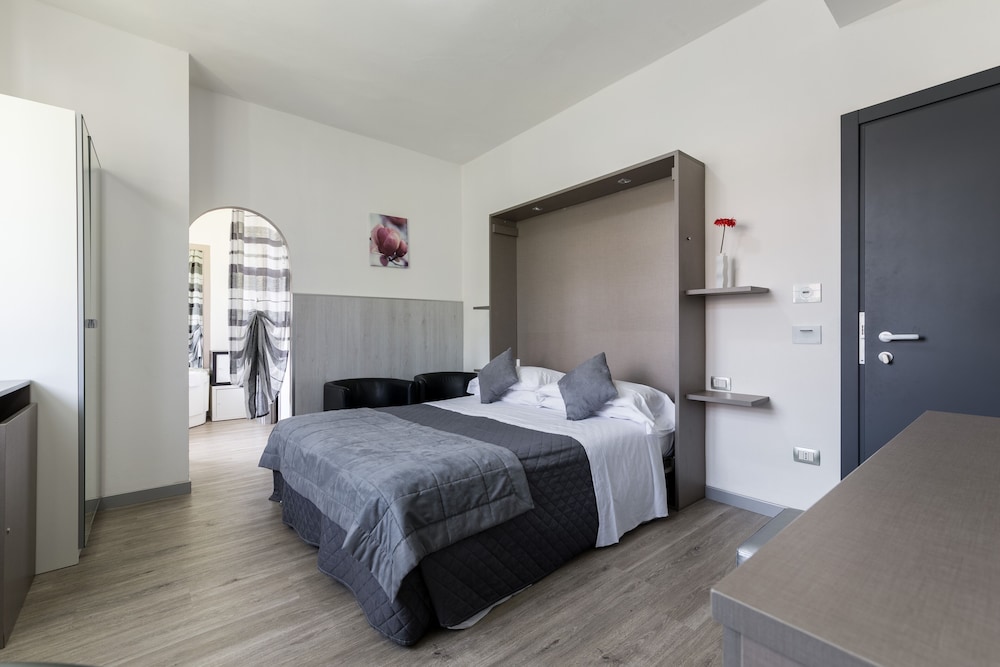 DELUXE, SUITE, 1 DOUBLE AND 1 SINGLE BED, MURPHY BED, JETTED TUB