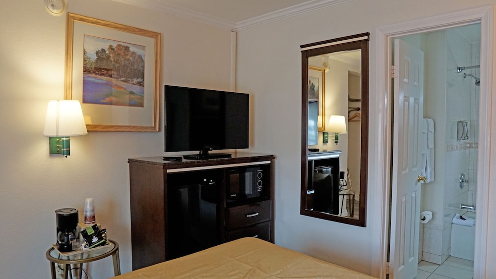 Redondo Inn and Suites 42/48