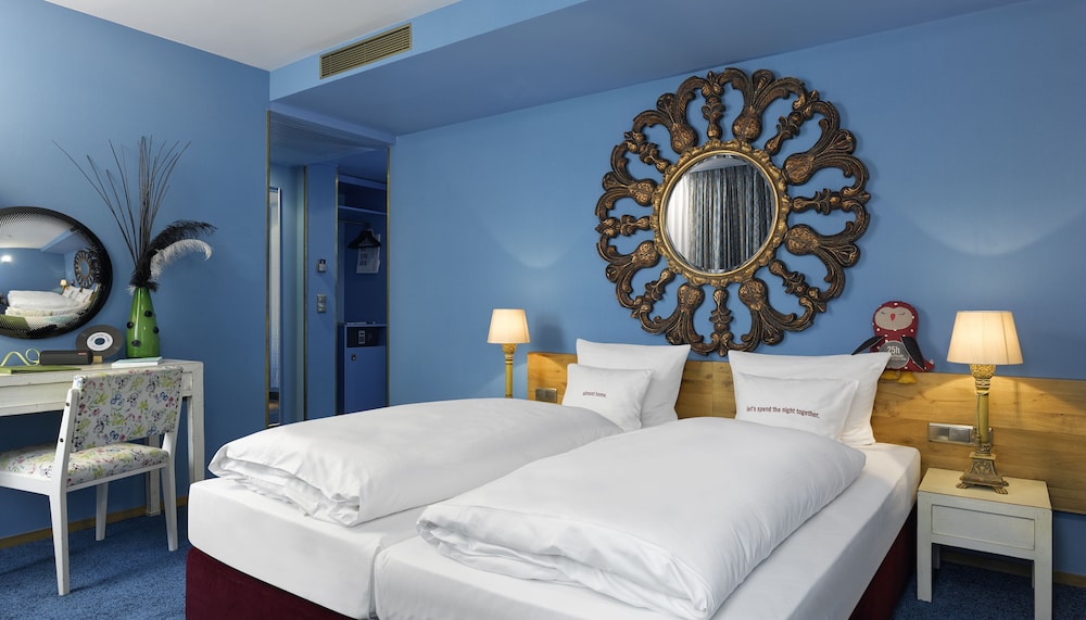 West, Medium, Twin Beds