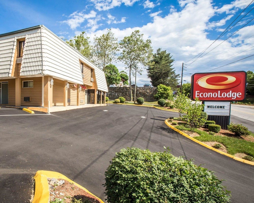 Econo Lodge Biltmore 26/27