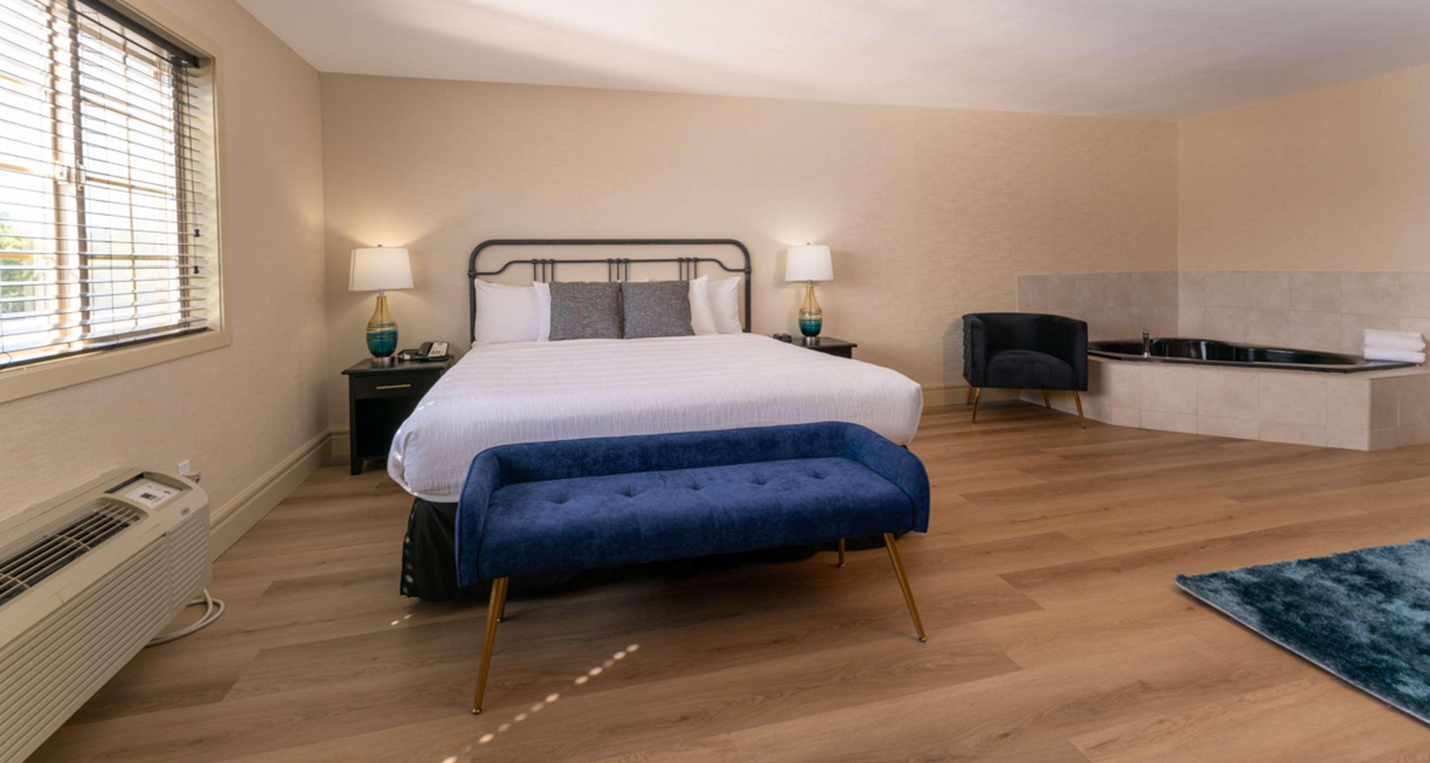 Designer, Luxury, Suite, King Bed, Mountain View, Sofa, Jetted Tub, High Floor