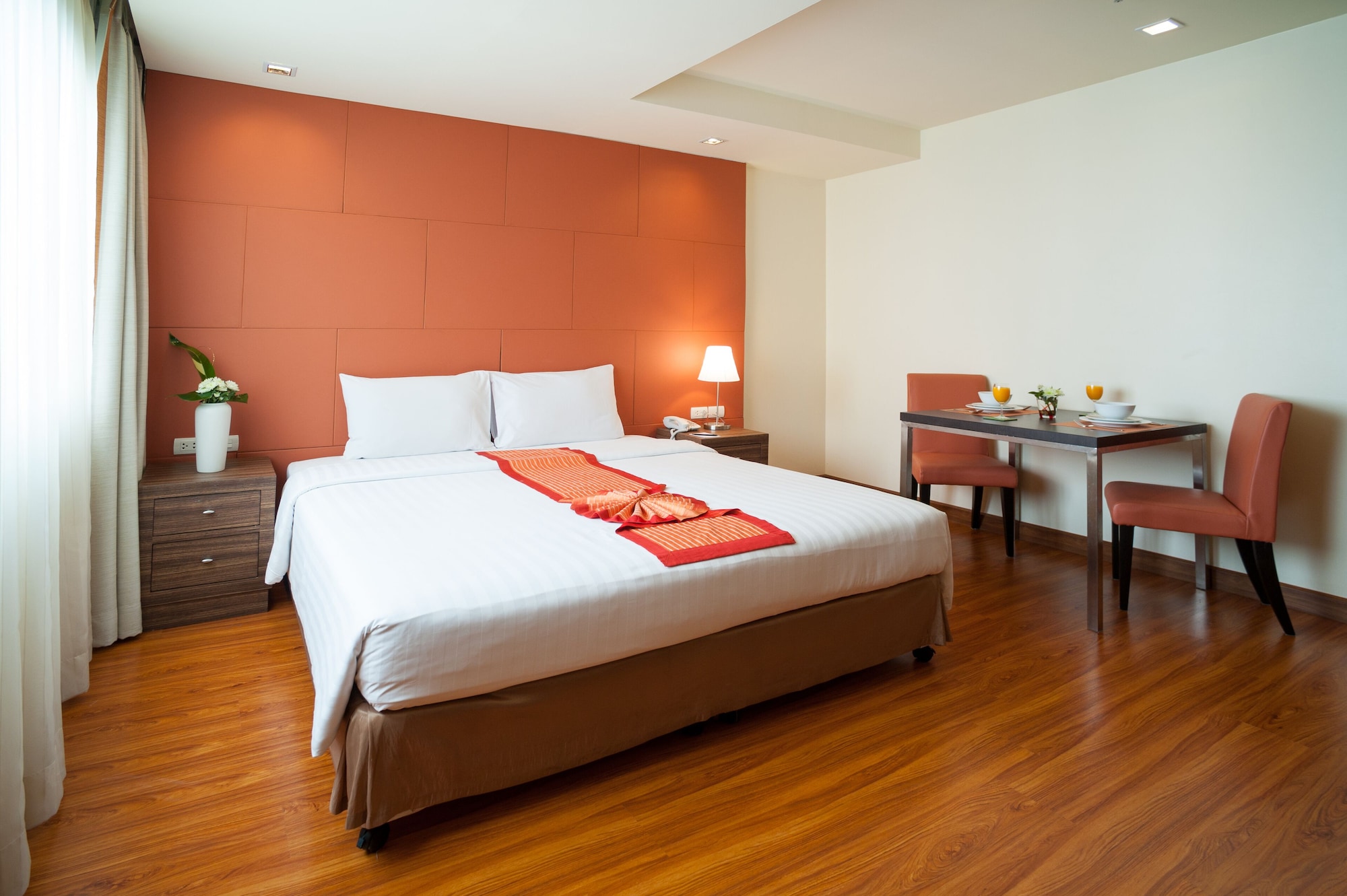 DELUXE ROOM