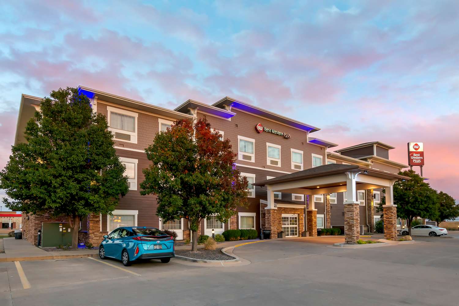 Best Western Plus Butterfield Inn 43/44