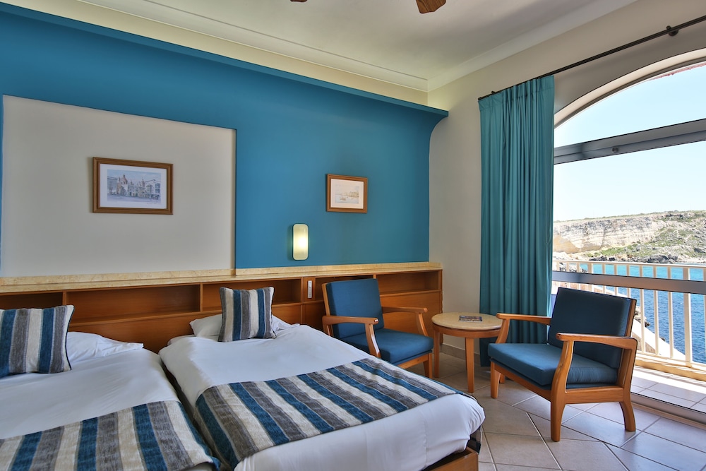 PARADISE BAY RESORT 32/80