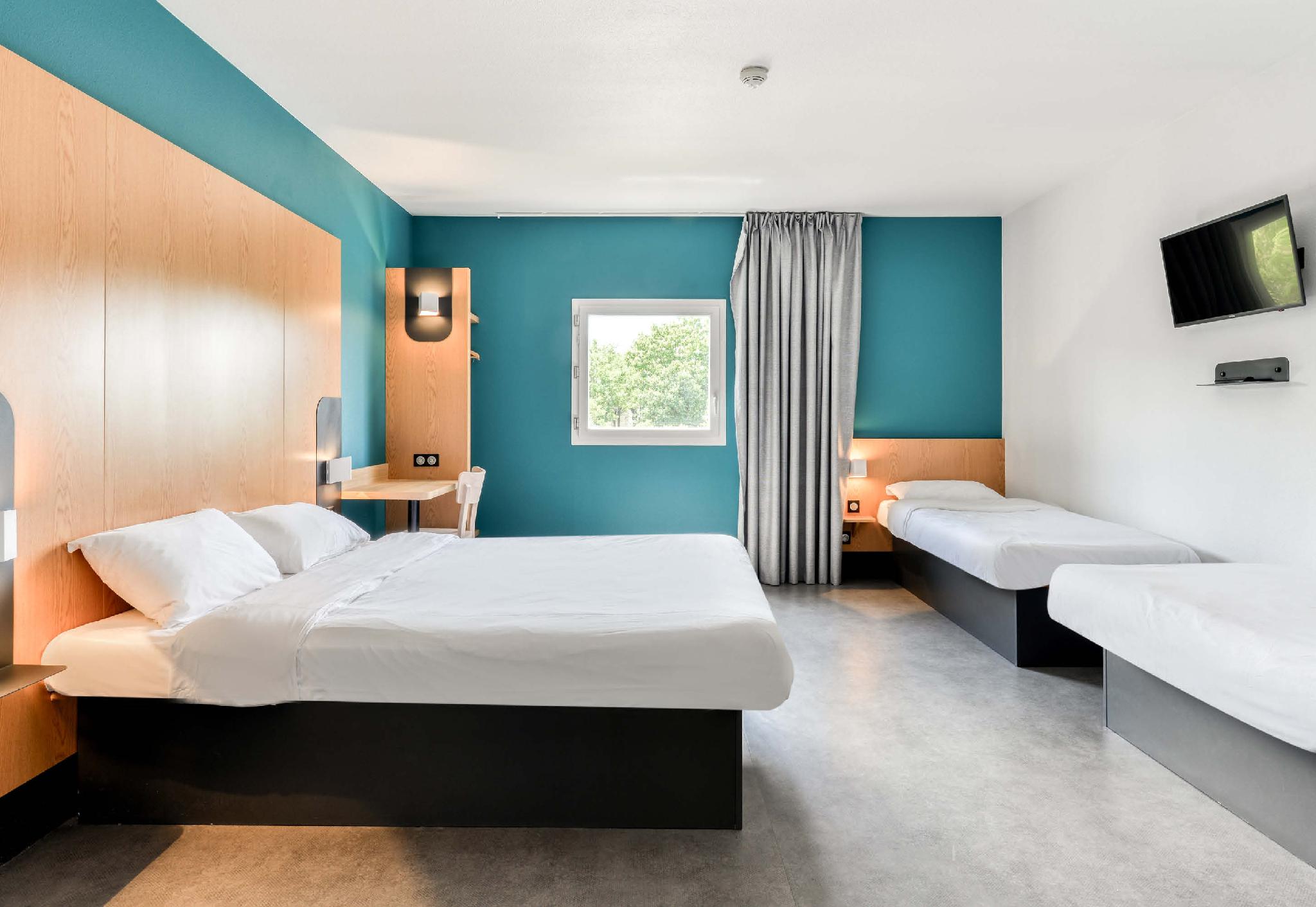 ROOM, QUADRUPLE
