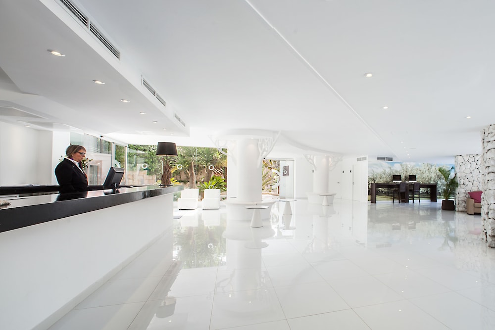 Fergus Style Cala Blanca Suites 12/37