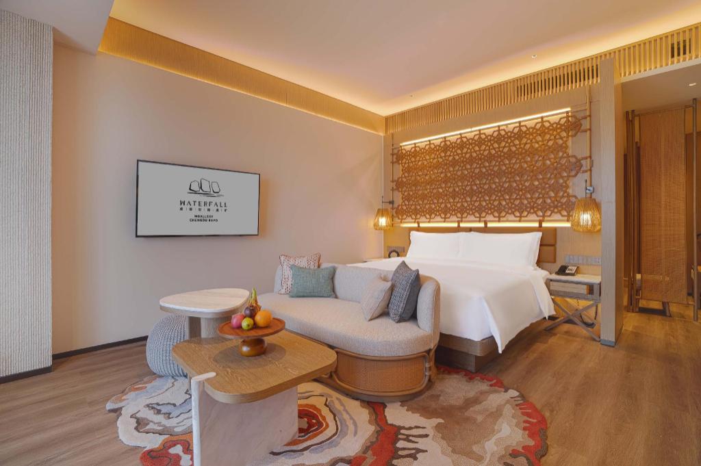 Superior, King Bed, Waterfall View