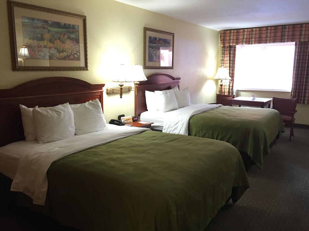 Econo Lodge Inn and Suites Eagle Pass, TX 11/37