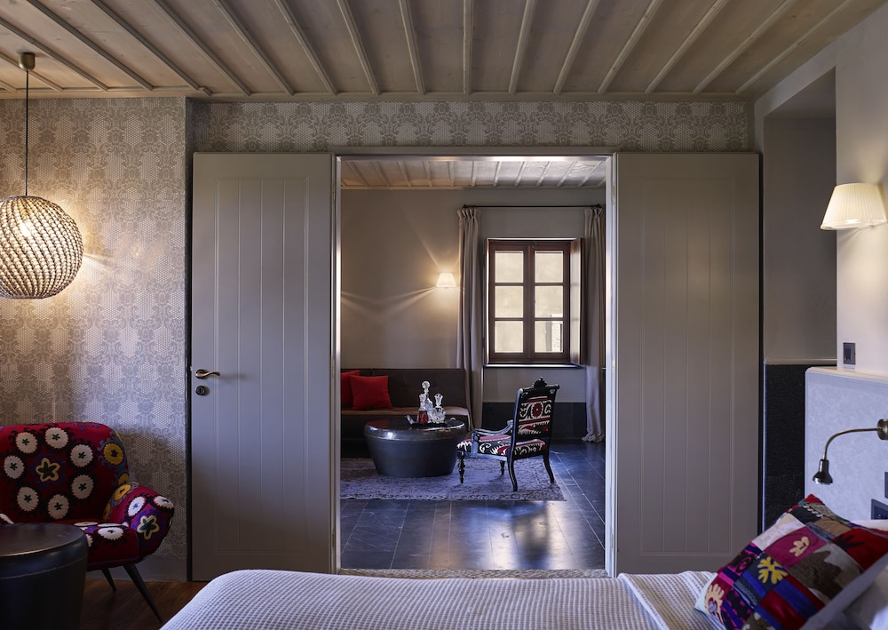 Kinsterna Hotel 35/47