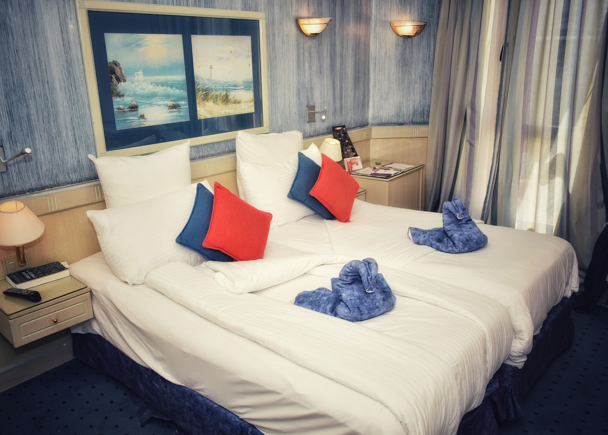DELUXE, PARTIAL SEA VIEW