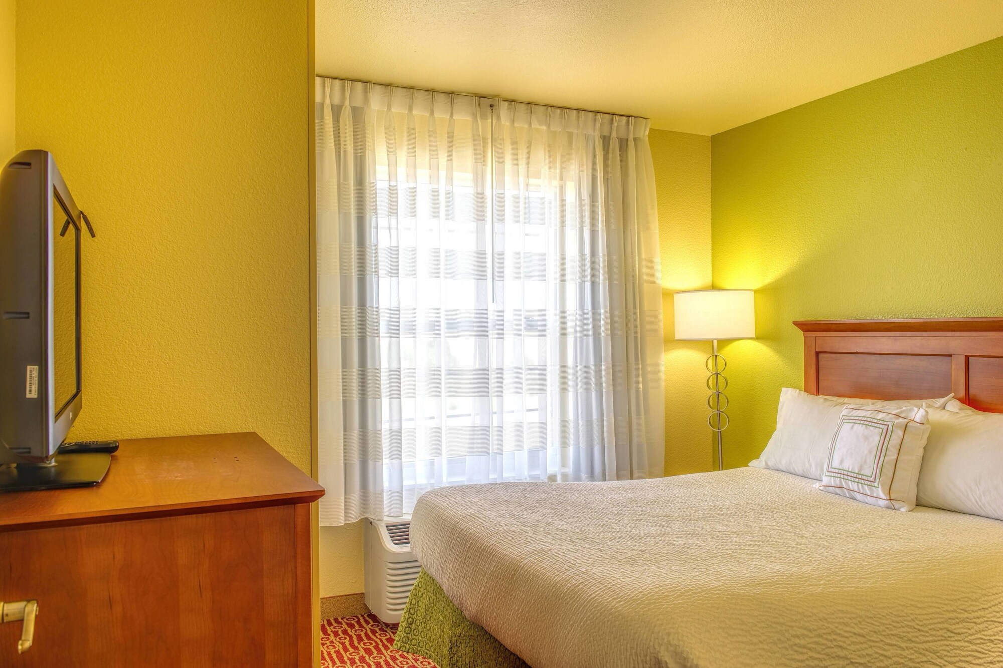 Studio, Queen Bed, Sofa