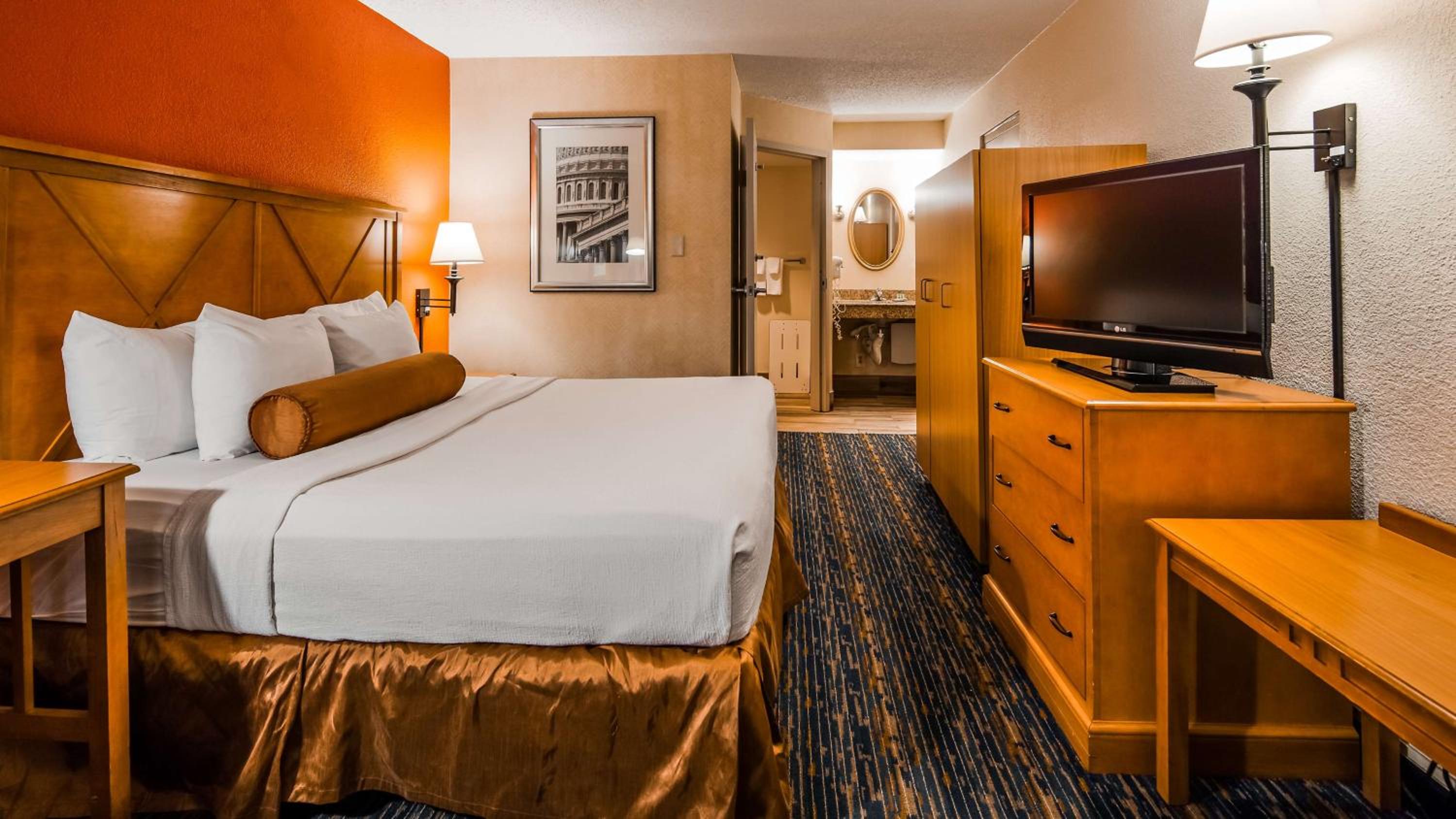 غرفة بسرير كينج في الطابق الأرضي، Best Western Dulles Airport Inn 6/10