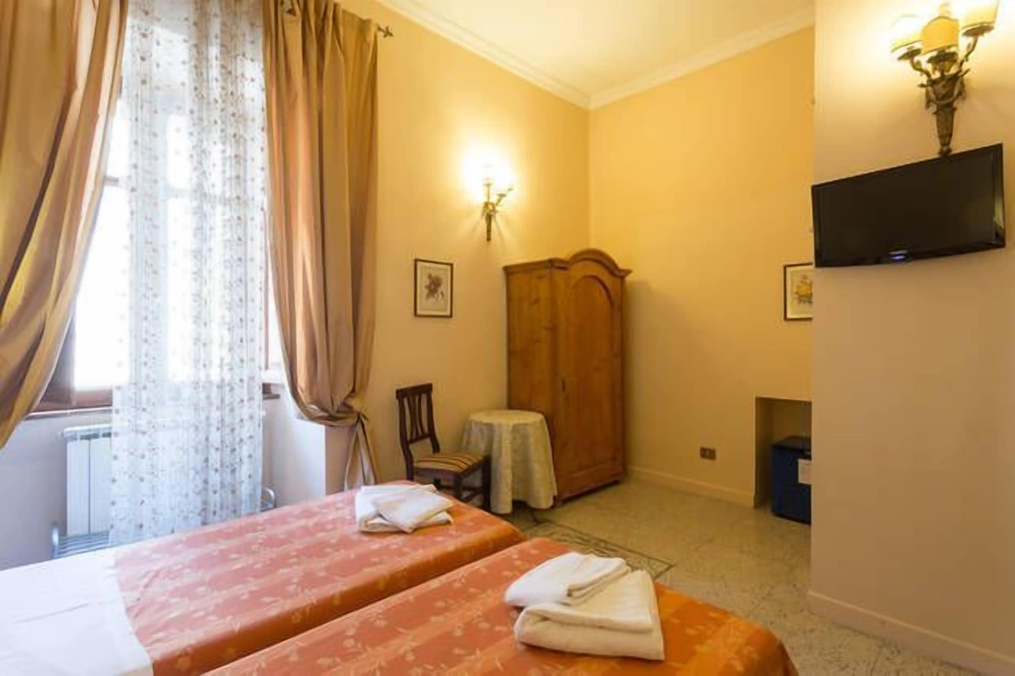 ROOM, DOUBLE OR TWIN BED