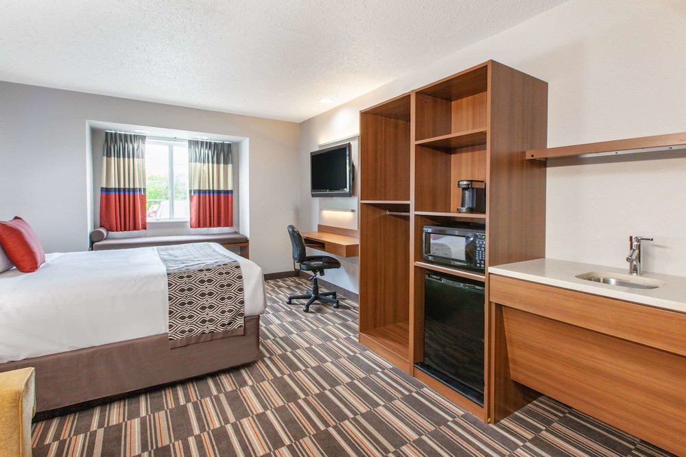 ROOM, QUEEN BED, SOFA, ACCESSIBLE