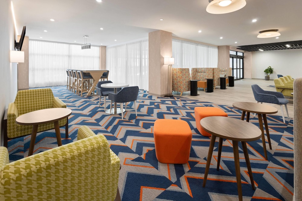 La Quinta Inn & Suites by Wyndham Jamaica NYC/JFK AirTrain 34/41