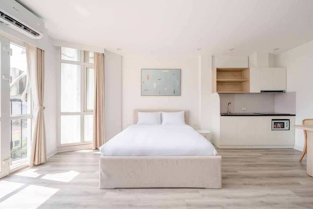 DELUXE, STUDIO, SUITE, CITY VIEW, BALCONY