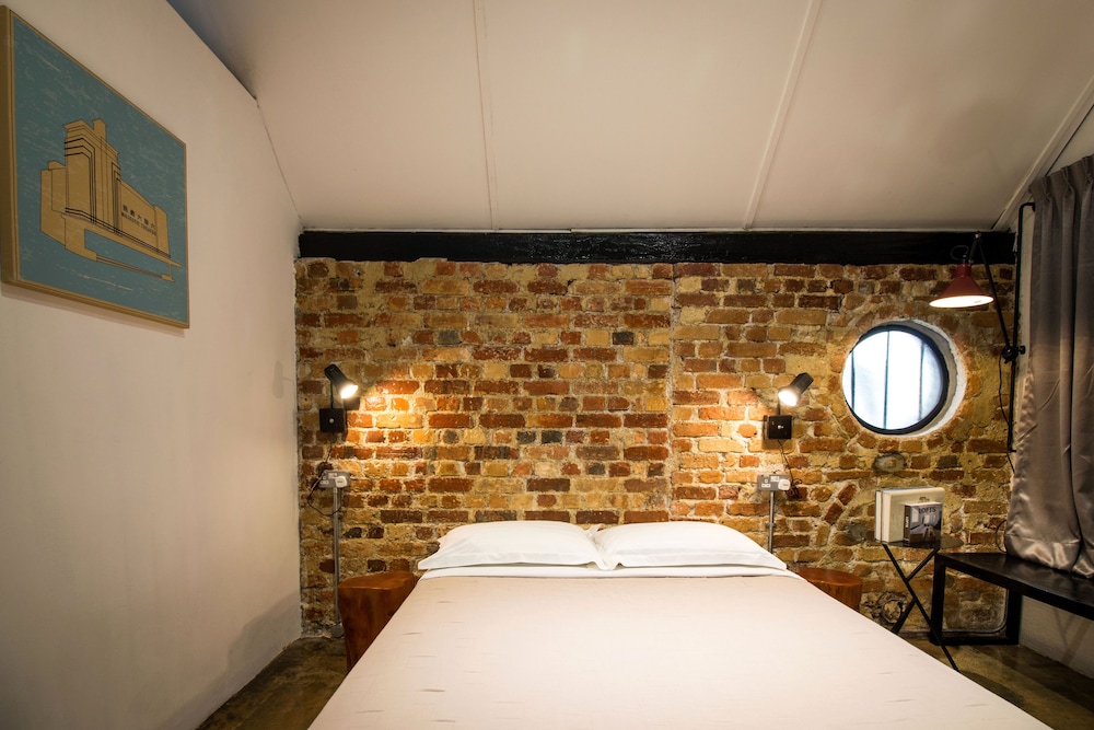 The Brownstone Hostel & Space 17/50