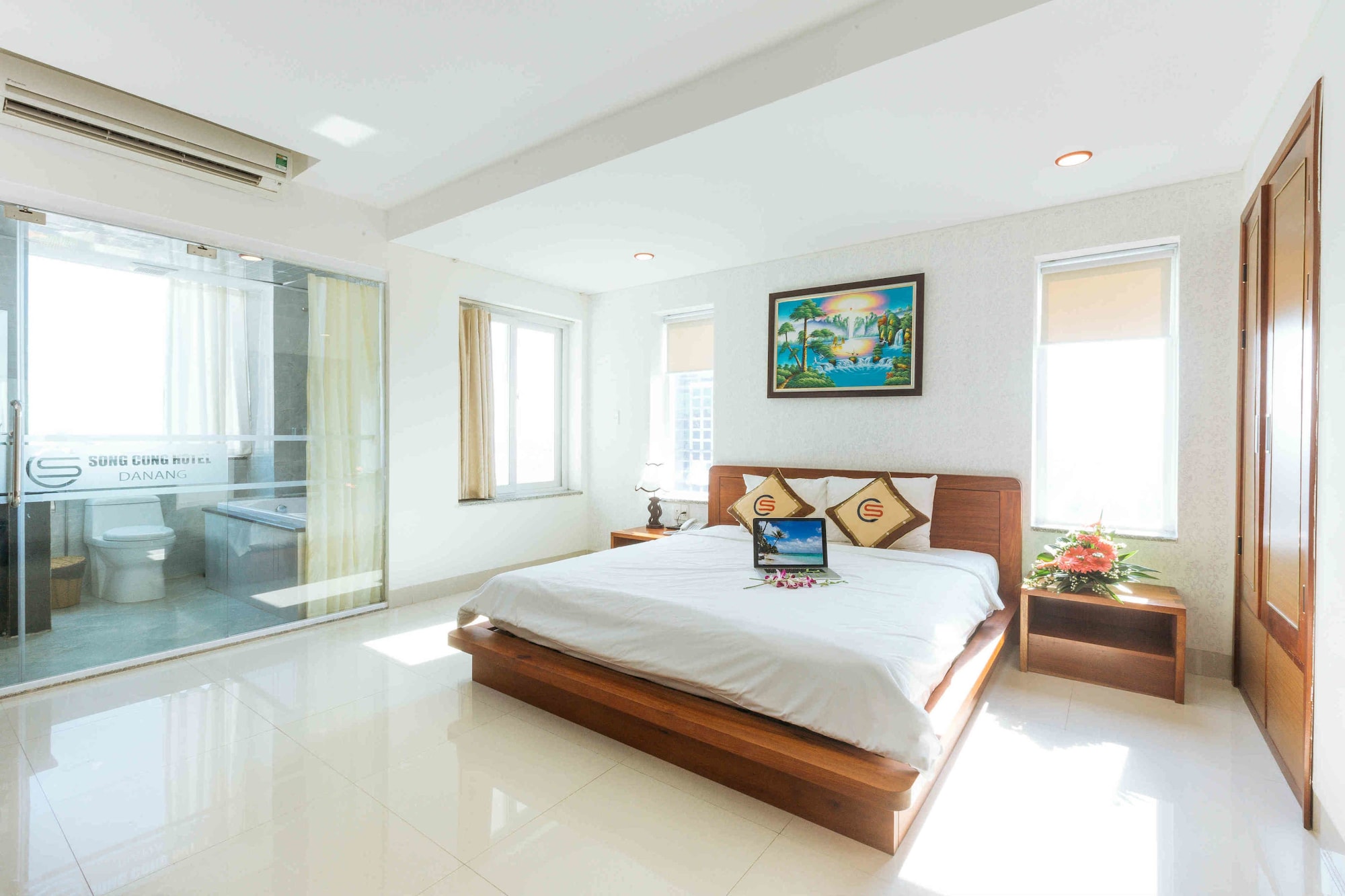 SIGNATURE, QUEEN BED, PARTIAL OCEAN VIEW