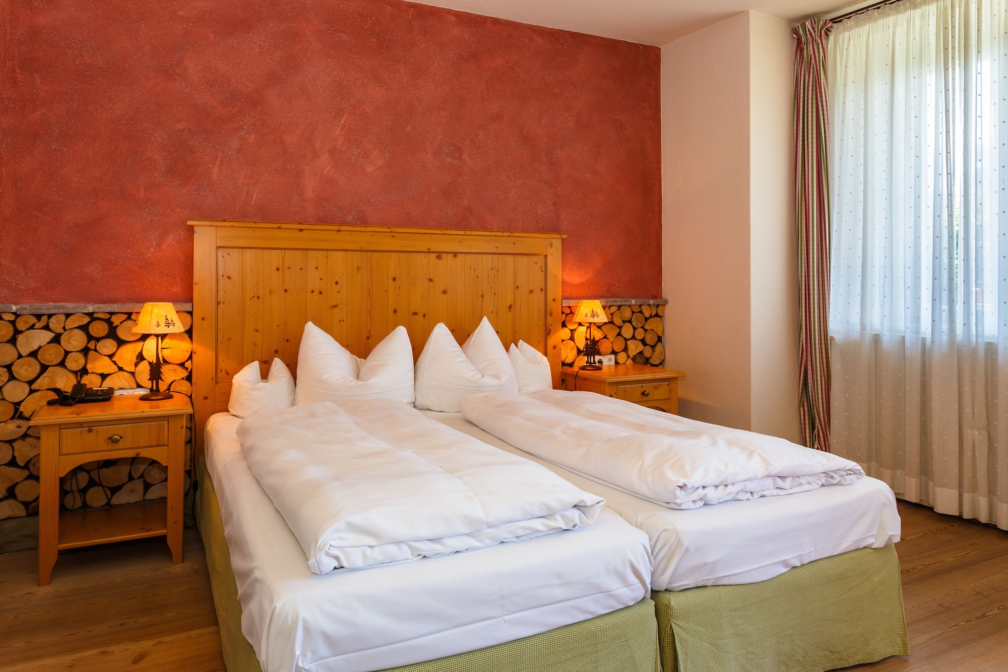 غرفة بسرير كوين بشرفة، Landhotel and Berggasthof Panorama 2/6