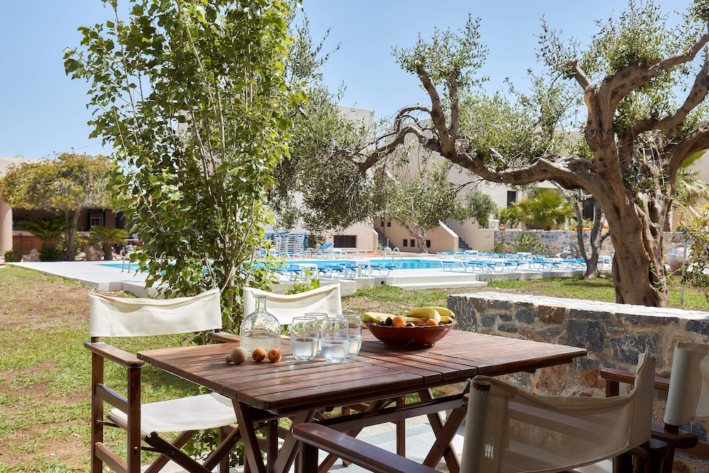 Creteco Hotel & Suites 55/72