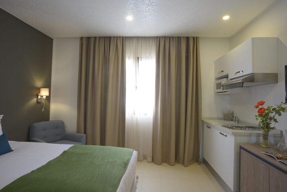 Maia Hotel Suites 9/44