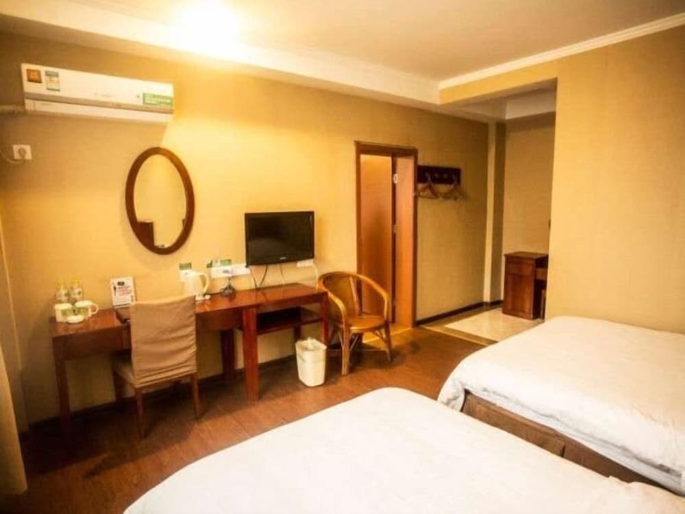 GreenTree Inn (Nanjing Yuhuatai Scenic Area, Zhonghuamen Metro Station) 9/28