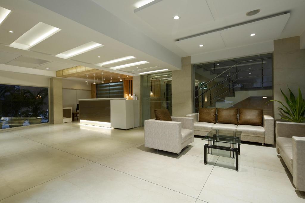 HOTEL ACCOLADE 6/28