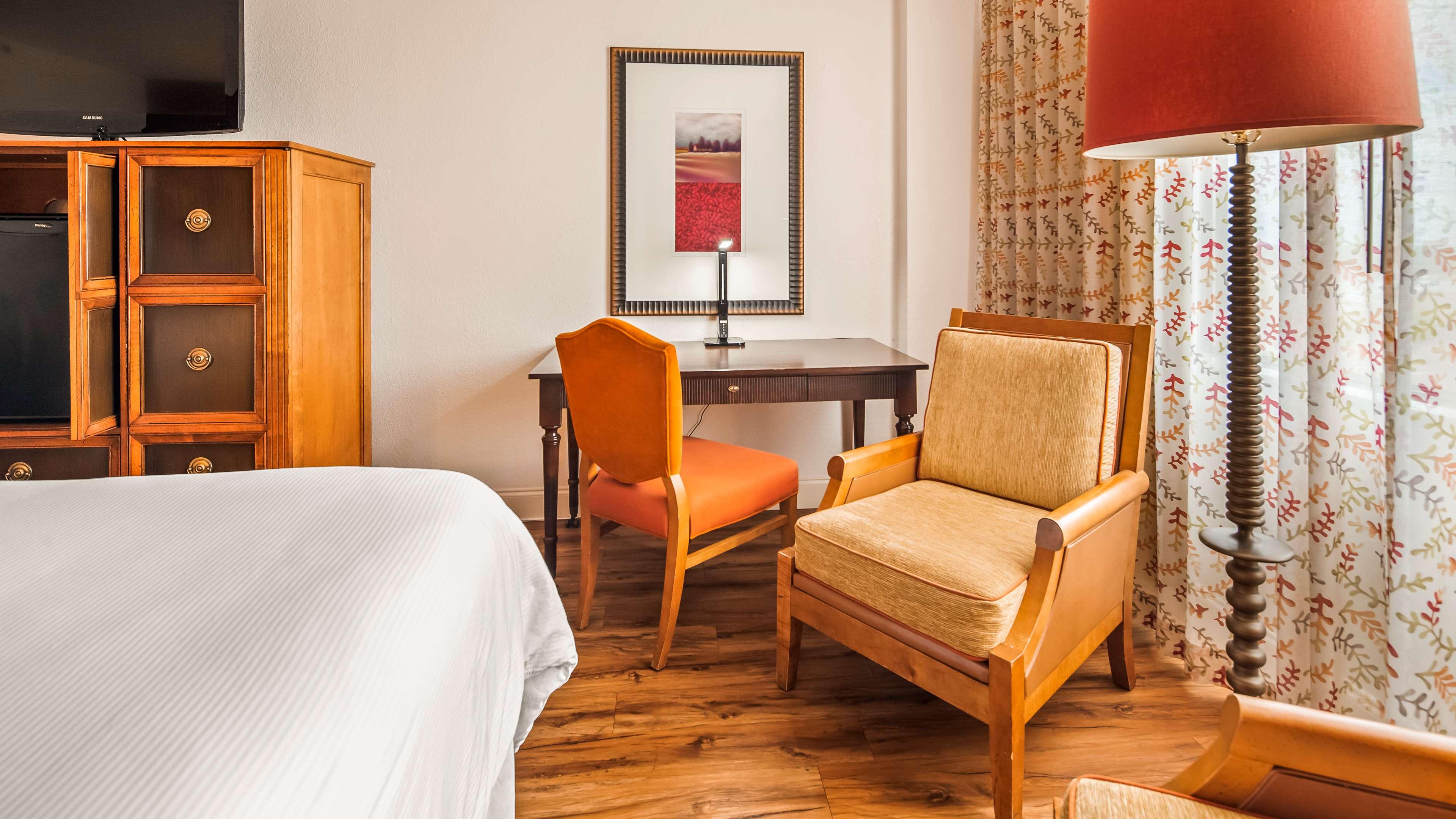 جناح بسرير كينج بغرفتين بمنطقة جلوس، Magnolia Hotel, BW Signature Collection 2/6