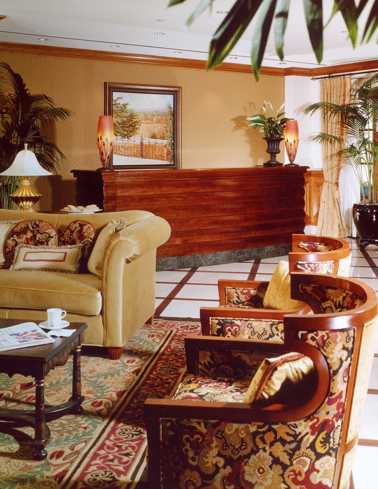 The Rose Hotel 34/53