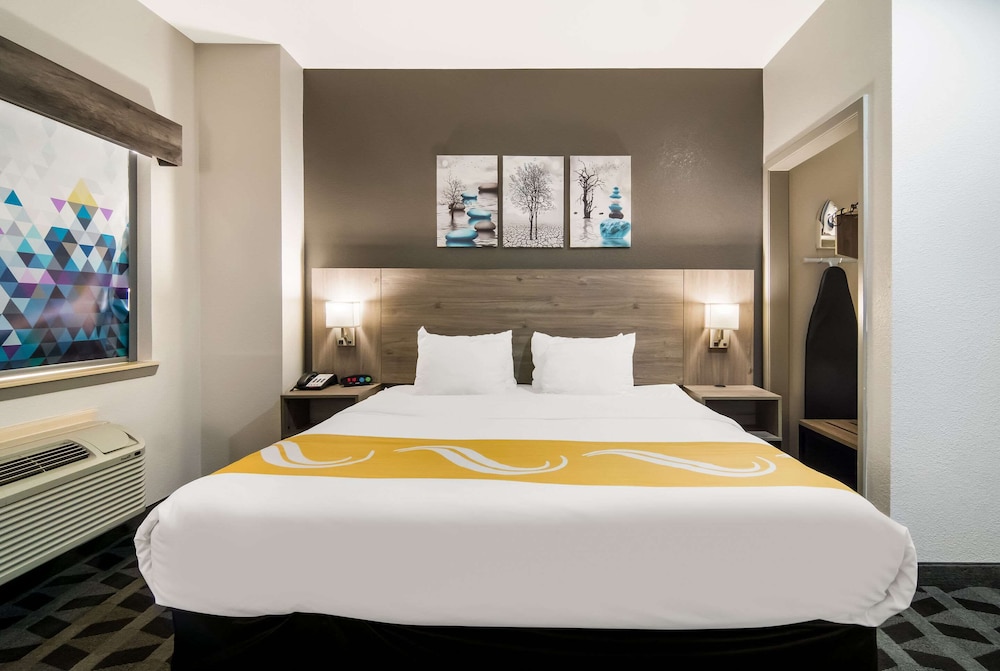 SUITE, KING BED