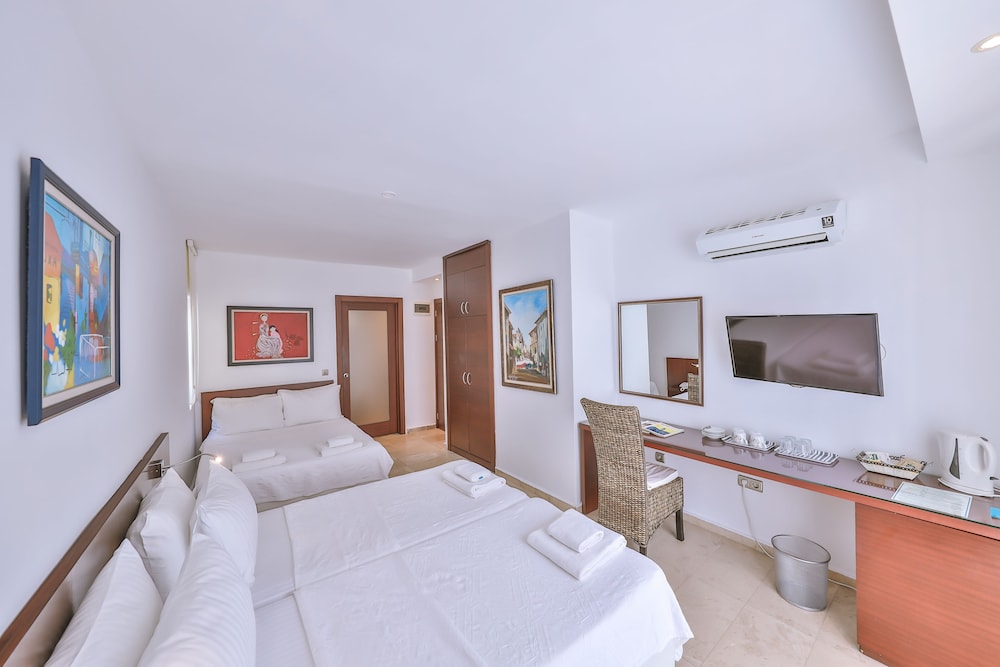 ROOM, QUADRUPLE, PARTIAL SEA VIEW, BALCONY