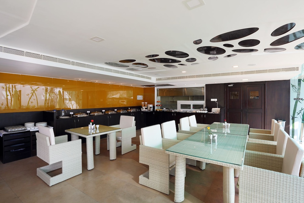 OYO Premium Airport Avinashi Road 3/17