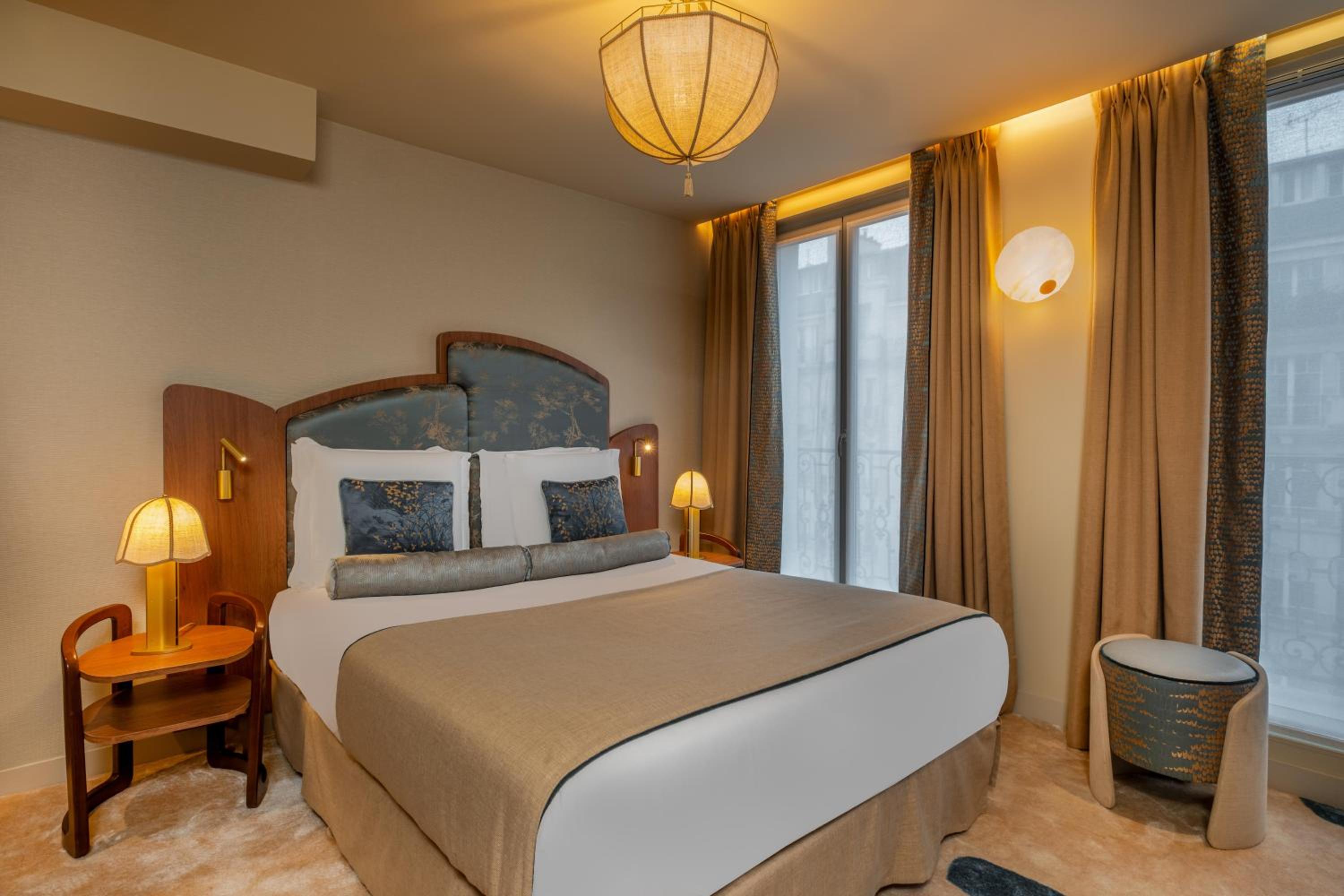 Executive, Queen Bed, Eiffel View