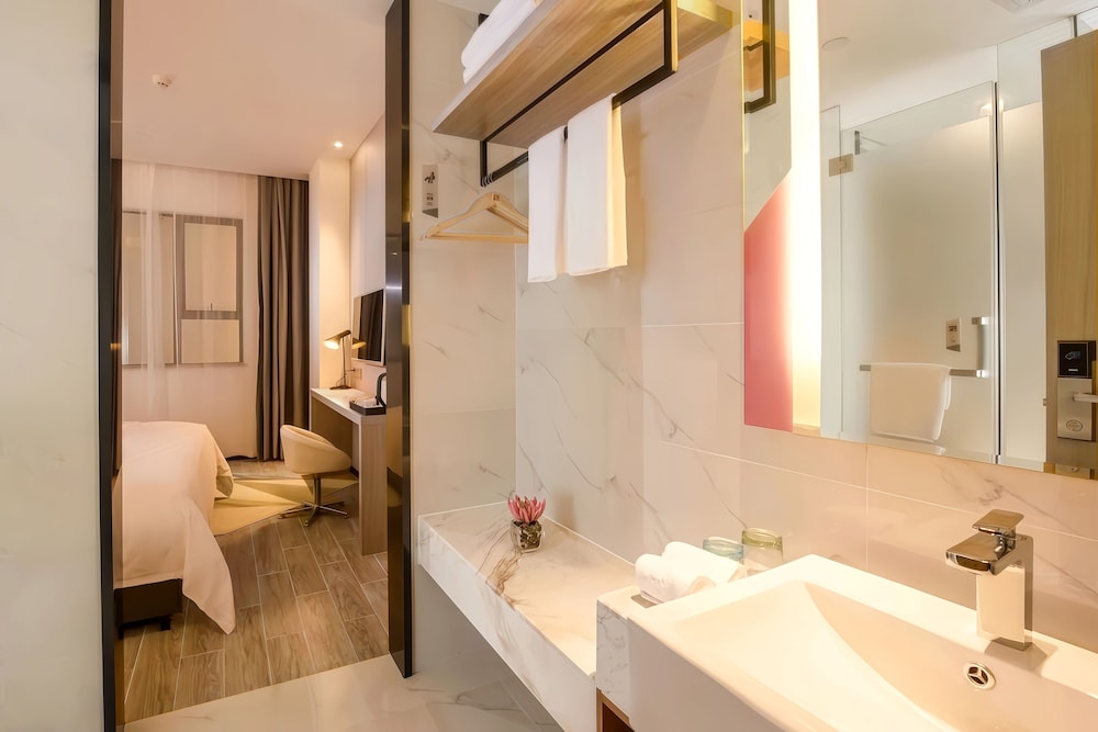 Borrman Hotel (Guangzhou Tianhe Sports Center Linhe West Metro Station) 52/56