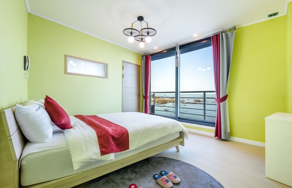 On The Sea Pension 46/80