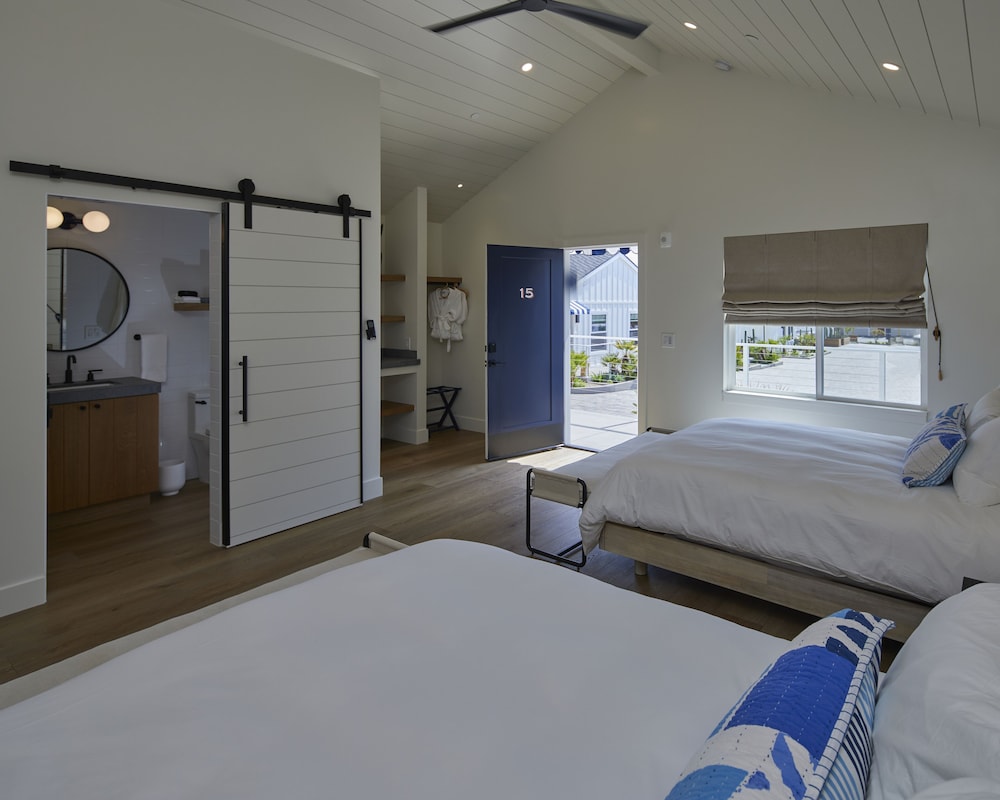 Backyard, Bungalow, 2 Queen Beds